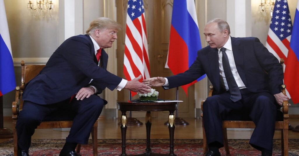 En la foto se ve a los presidentes de Estados Unidos y Rusia, Donald Trump y Vladimir Putin, en ese orden