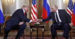 En la foto se ve a los presidentes de Estados Unidos y Rusia, Donald Trump y Vladimir Putin, en ese orden