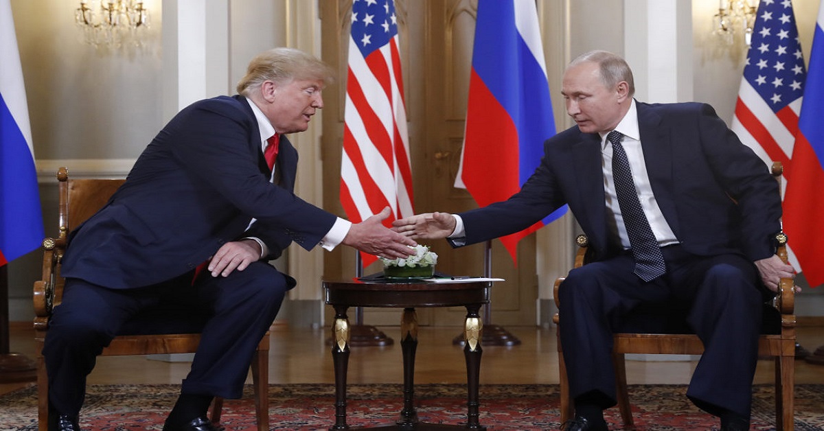 En la foto se ve a los presidentes de Estados Unidos y Rusia, Donald Trump y Vladimir Putin, en ese orden