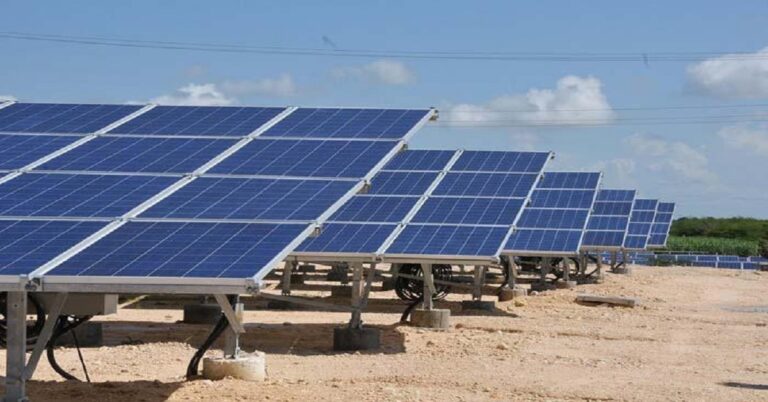 En la foto se ve un parque fotovoltaico en Cuba