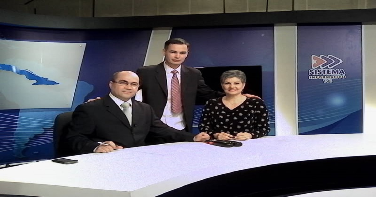 En la foto, los presentradores de la Televisión Cubana Rodobaldo Hernández, Laritza Ulloa y Pavel Otero