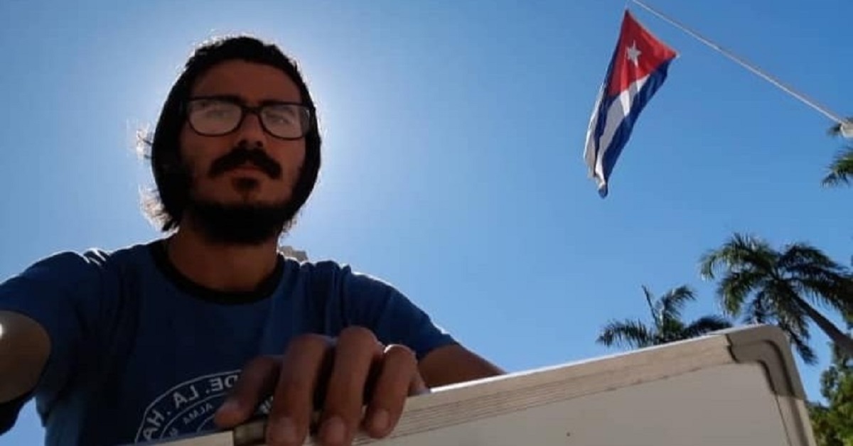 En la foto el estudiante cubano Leonardo Romero Negrín, habitualmente reprimido por la dictadura castrista