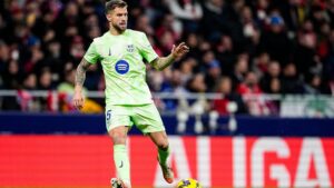 En la foto se ve al defensor dentral del Barcelona ïñigo Martínez