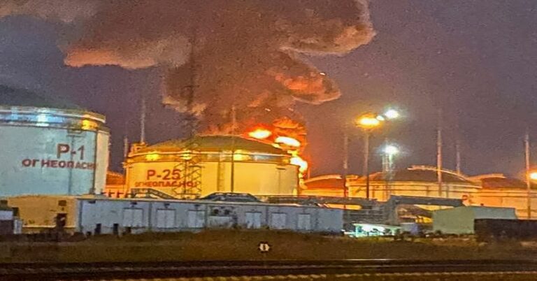 En la fotos se observan depósitos de combustibl incendiados