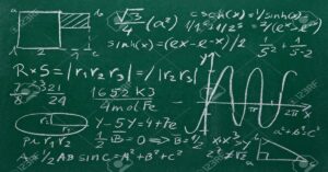 En la foto se ve un pizarron con muchos números y fórmulas, típico de una clase de Matemáticas