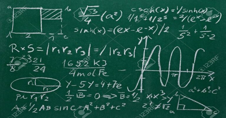 En la foto se ve un pizarron con muchos números y fórmulas, típico de una clase de Matemáticas