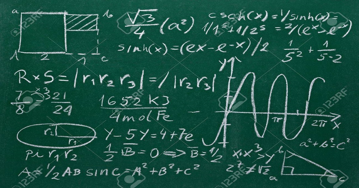 En la foto se ve un pizarron con muchos números y fórmulas, típico de una clase de Matemáticas