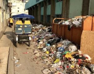 En la foto una calle de La Habana repleta de basura y escombros