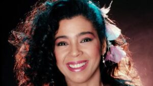 En la foto se ve a Irene Cara joven, sonriente