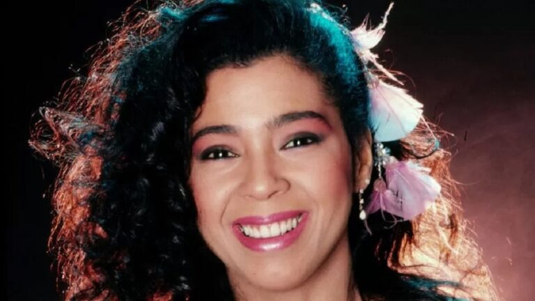 En la foto se ve a Irene Cara joven, sonriente