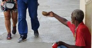 En la foto se observa a un hombre pidiendo limosnas en Cuba