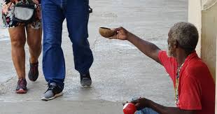 En la foto se observa a un hombre pidiendo limosnas en Cuba