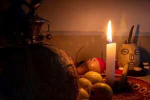 En la foto se ven prensas y objetos de santería