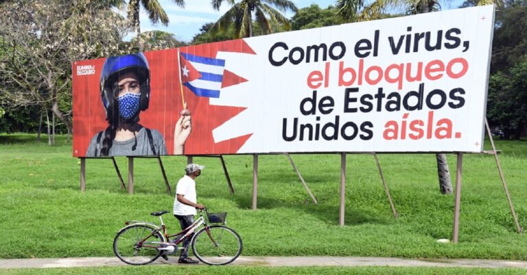 En la foto una pancarta del castrismo culpando de todo al bloqueo