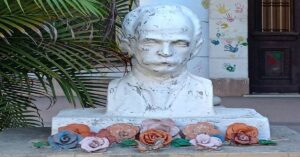En la foto un deteriorado busto de Martí en un lugar de La Habana