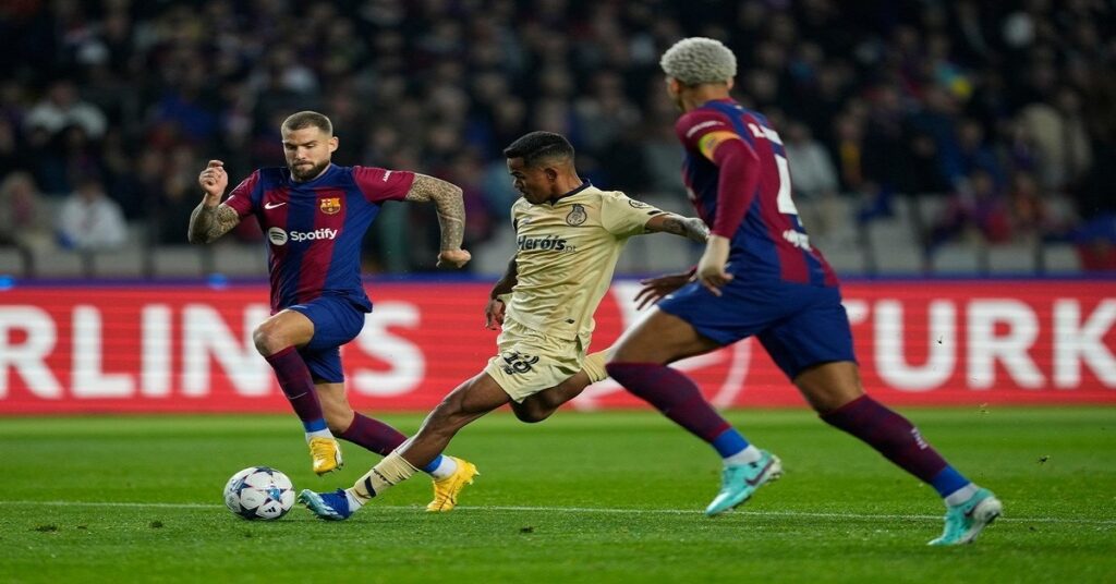 En la foto los defensores del Barcelona ïñigo Martínez y Ronald Araujo