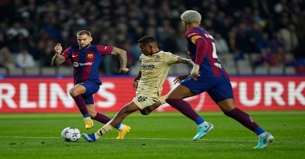 En la foto los defensores del Barcelona ïñigo Martínez y Ronald Araujo