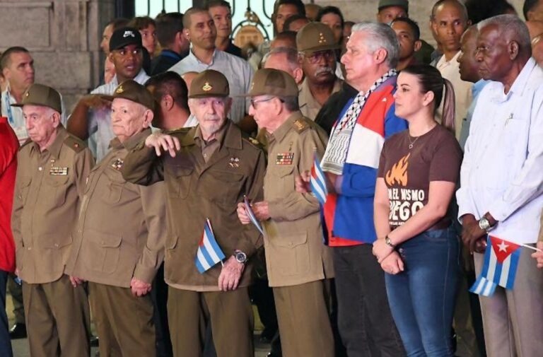En la foto, los ancianos dirigentes de Cuba