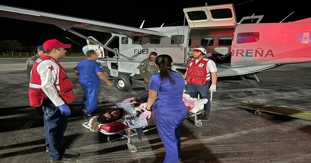AL MENOS 12 MUERTOS POR ACCIDENTE AÉREO EN HONDURAS 7 En la foto se ven paramédicos trabajando en el rescate de los heridos del accidente aéreo de Honduras
