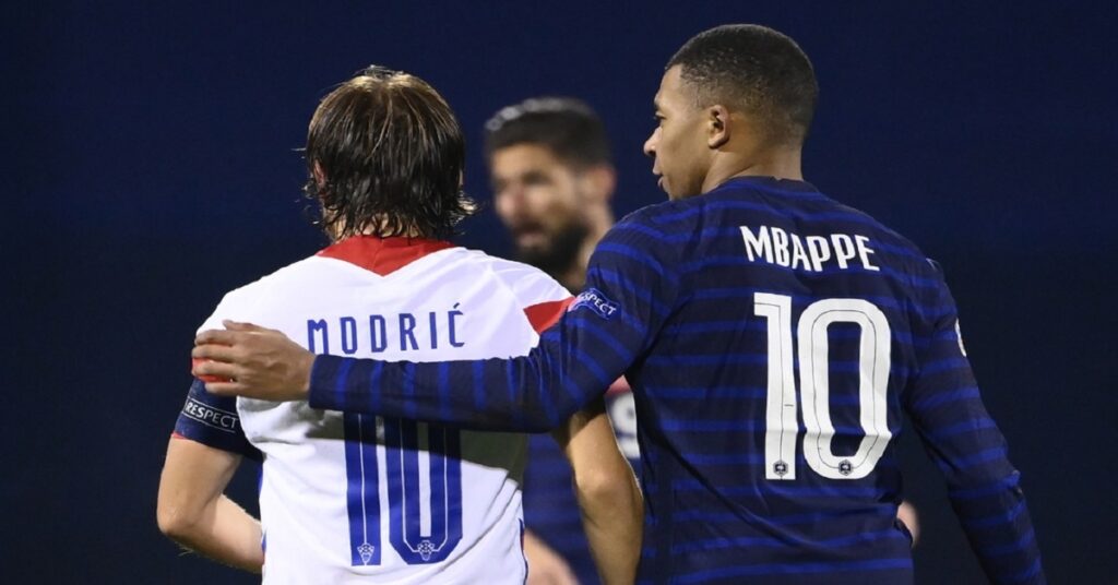 En la foto se ve MOdric y Mbappe de espaldas, hablando