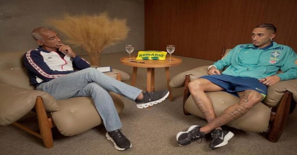 En la foto, el internacional brasileño Raphinha con la exestrella del fútbol Romário