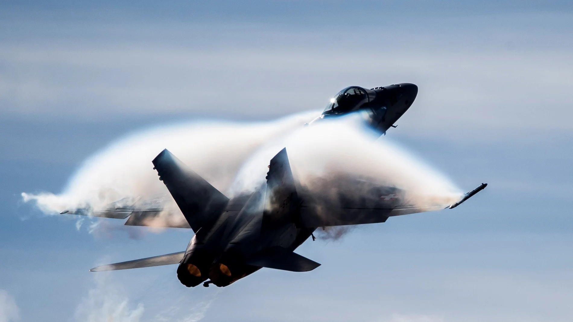 En la foto, un avión de combate rompiendo la velocidad del sonido