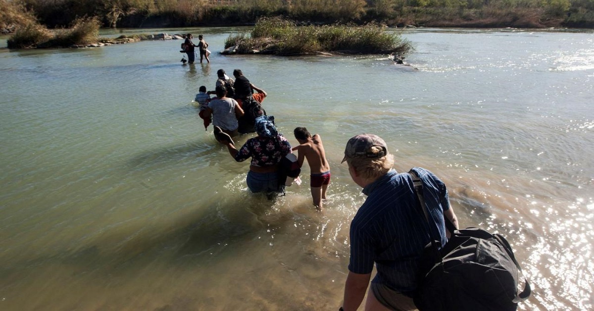 En la foto, cubanos cruzando el río Bravo hacia Estados Unidos