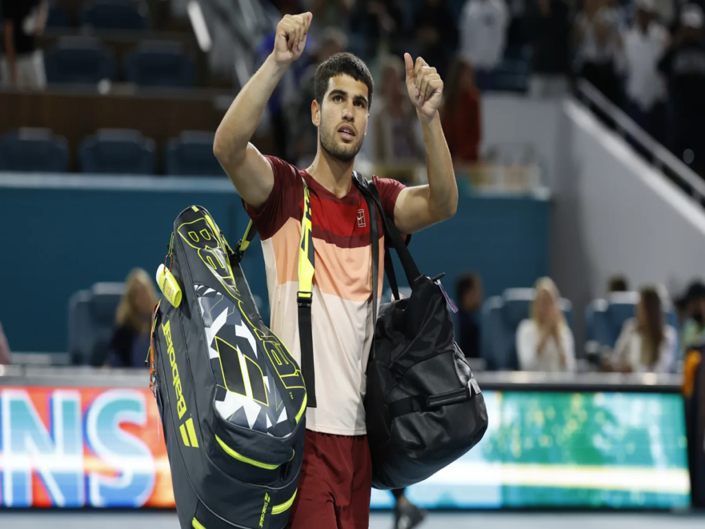 En la foto, el tenista español Carlos Alcaraz despidiéndose del público en Miami