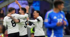 En la foto, jugadores de Alemania celebran un gol ante Italia