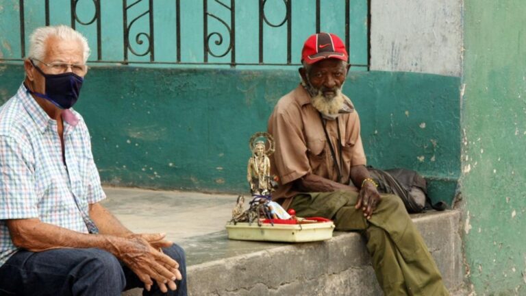 En la foto se ven dos ancianos cubanos, sumidos en la pobreza