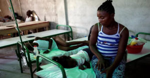 En la imagen se observa a una madre angolana con un niño en un centro de salud