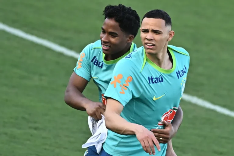 En la foto se ven a dos jugadores de la selección brasileña en un entrenamiento