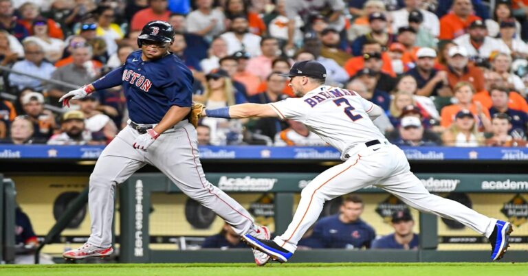 En la foto, Rafael Devers y Aleg Bregman en un lance de partido, cuando Bregman jugaba para Houston