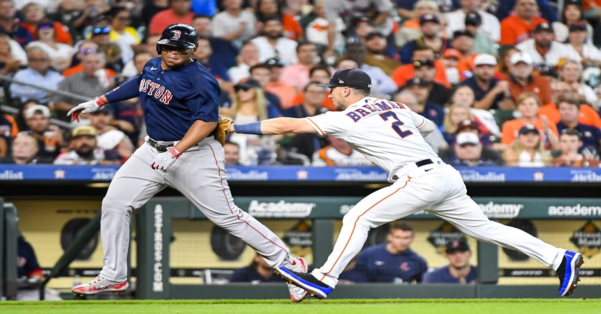 En la foto, Rafael Devers y Aleg Bregman en un lance de partido, cuando Bregman jugaba para Houston