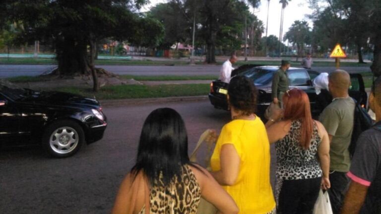 En la fotos, los autos del presidente de Cuba. Miguel Díaz-Canel