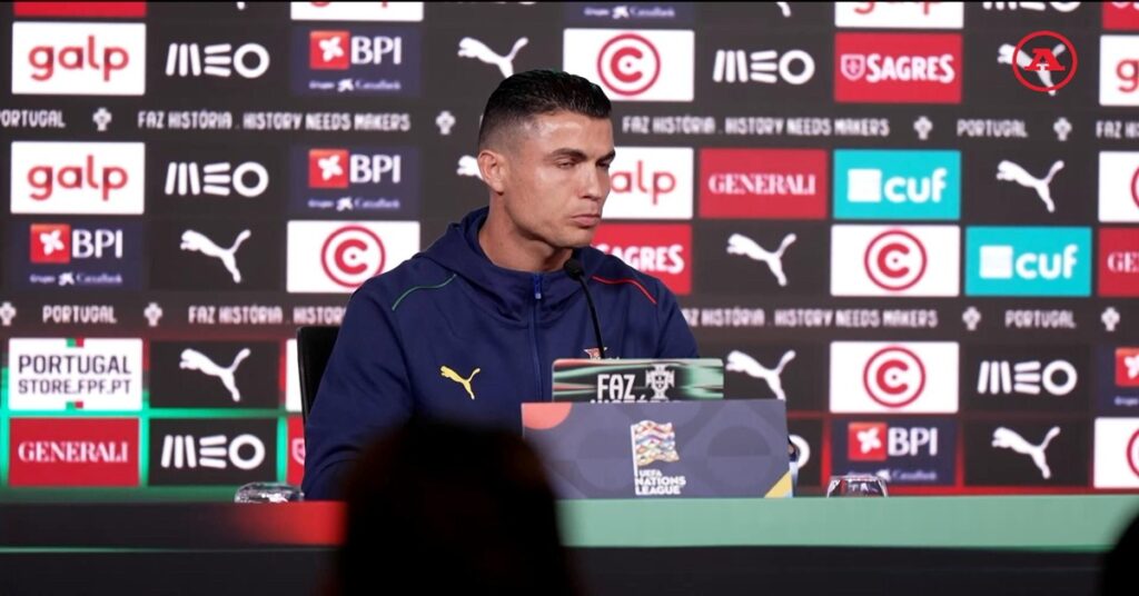En la foto Cristiano Ronaldo en rueda de prensa