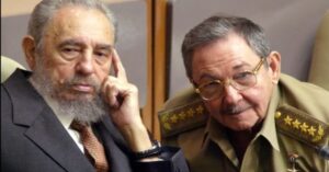 En la foto los dictadores de Cuba, Fidel y Raúl Castro