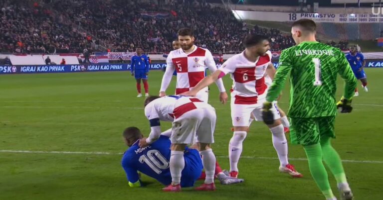 En la foto, futbolistas croatas y franceses