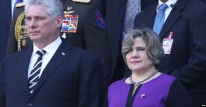 En la foto el mandatario cubano, Miguel Díaz-Canel, y su esposa Lis Cuesta