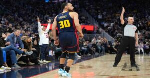 Stephen Curry deja el partido de los Warriors lesionado