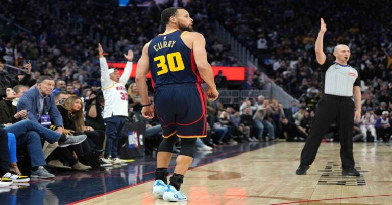 Stephen Curry deja el partido de los Warriors lesionado