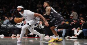 En la foto el jugador de los Mavericks Anthony Davis en un lance del partido ante los Nets