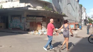 En la foto una imagen de la realidad cubana, una calle con basura y en mal estado las edificaciones