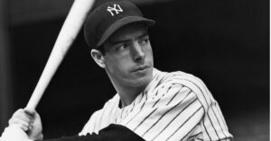 En la foto aparece Joe Dimaggio con el uniforme de los Yankees bateando
