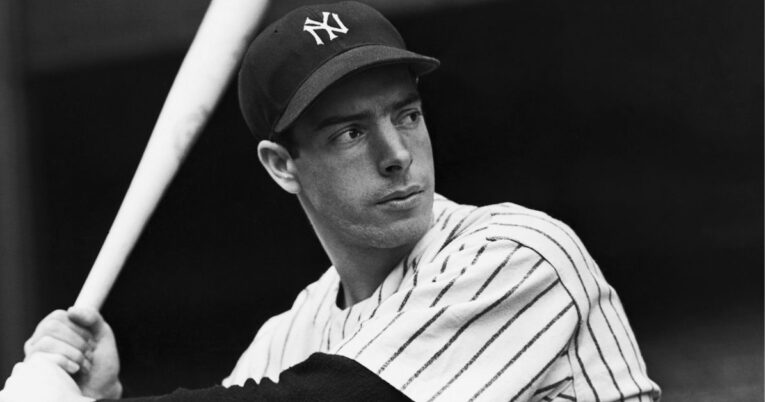 En la foto aparece Joe Dimaggio con el uniforme de los Yankees bateando