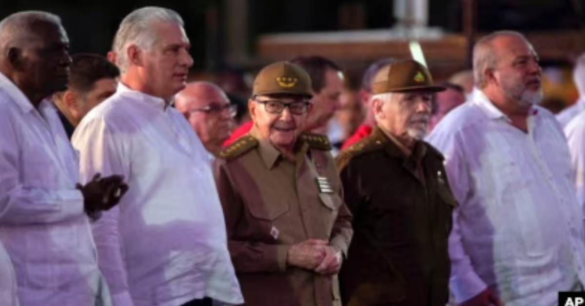 En la foto se ve a los principales dirigentes cubanos con sus enormes barrigas, esoltando a Raúl Castro y Ramiro Valdés