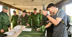 Jóvenes cubanos utilizando armamento de guerra
