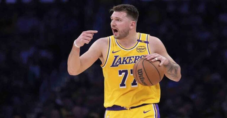 En la foto se ve al jugador de Los lakers Luka Doncic