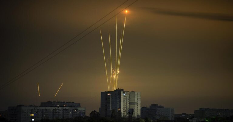 En la foto se obserba el momento del derribo de un dron en la noche