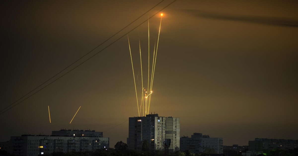 En la foto se obserba el momento del derribo de un dron en la noche